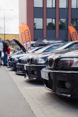 Vilnius, Litvanya - 31-05-2025 - BMW 3 Serisi Farklı Nesiller Arabaları (E36, E46, vb.) Bir araba fuarında.