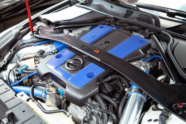 Vilnius, Litvanya - 31-05-2025 - Nissan amblemli Nismo Z 'nin yakın plan logosu motor bölmesi çapraz kirişine yerleştirildi