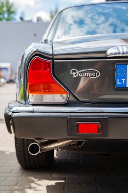 Vilnius, Litvanya - 31-05-2025 - Daimler Vanden Plas lüks bir arabanın bagajında Daimler logosu