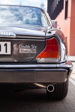 Vilnius, Litvanya - 31-05-2025 - Daimler Vanden Plas lüks bir arabanın bagajında Daimler logosu