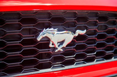 Vilnius, Litvanya - 31-05-2025 - Kırmızı bir arabanın ön ızgarasında gümüş at şeklinde Ford Mustang logosu