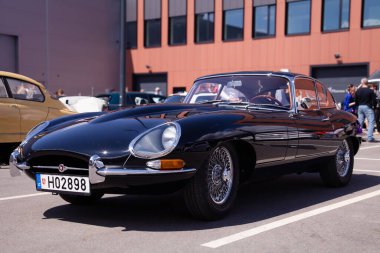 Vilnius, Litvanya - 31-05-2025 - 1960 'lardan kalma klasik klasik Jaguar E-Type 1 serisi güneşli bir günde şehir ortamında
