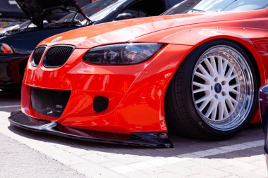 Vilnius, Litvanya - 31-05-2025 - Kırmızı BMW 3 serisi düşük vücut kiti, agresif negatif camber, ve krom derin dudak tekerlekleri