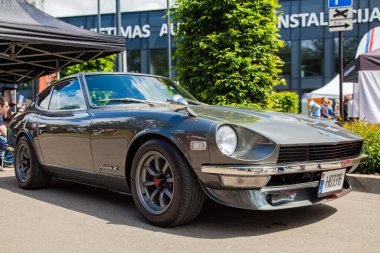 Vilnius, Litvanya - 31-05-2025 Güneşli bir günde klasik Datsun Fairlady Z