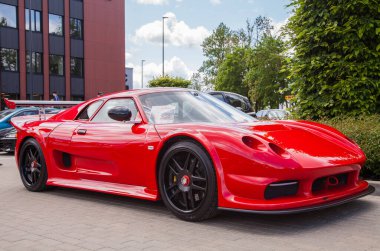 Vilnius, Litvanya - 31-05-2025 - Red Noble M12 spor arabası bir şehir parkına park edilmiş. Keskin stili ve düşük duruşu olan nadir ve güçlü bir İngiliz Coupe 'si.