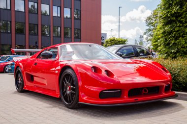 Vilnius, Litvanya - 31-05-2025 - Red Noble M12 spor arabası bir şehir parkına park edilmiş. Keskin stili ve düşük duruşu olan nadir ve güçlü bir İngiliz Coupe 'si.