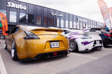 Vilnius, Litvanya - 31-05-2025 - Park etmiş iki Nissan 370Z arabanın arka görüntüsü, agresif kamuflaj ve özel tasarım