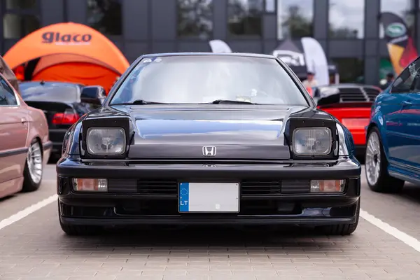 Vilnius, Litvanya - 31-05-2025 Klasik Honda Prelude yükseltilmiş farları ile bir araba yarışında ön taraftaki otoparkta yakalandı.