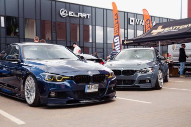 Vilnius, Litvanya - 31-05-2025 - İki BMW 3 serisi F30 modeli bir açık hava otomobil buluşmasında şehir otoparkında