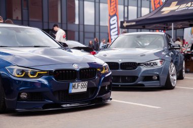 Vilnius, Litvanya - 31-05-2025 - İki BMW 3 serisi F30 modeli bir açık hava otomobil buluşmasında şehir otoparkında