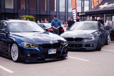 Vilnius, Litvanya - 31-05-2025 - İki BMW 3 serisi F30 modeli bir açık hava otomobil buluşmasında şehir otoparkında