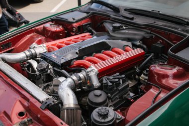 Vilnius, Litvanya - 31-05-2025 - Kaputu çıkarılmış bir BMW motor bölmesi, görünür bir V12 motoru, giriş bileşenleri ve karmaşık mekanik tasarım