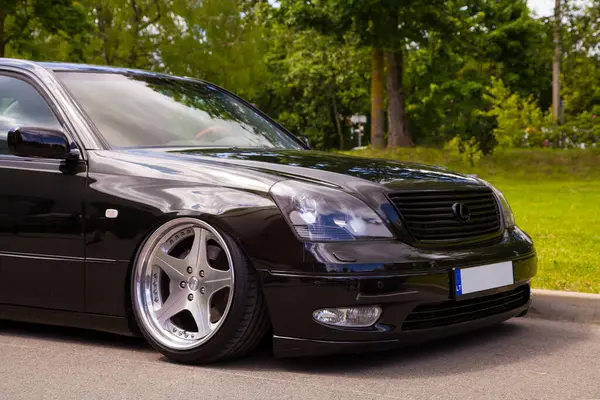Vilnius, Litvanya - 31-05-2025 - Siyah bir Lexus LS430 UCF30 'un ön ucu negatif camberli ve cilalı derin-tabak tekerlekleri, düşük duruş ve şehir parkında özel detay