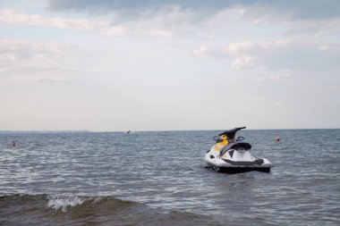 Gdansk, Polonya - 06-07-2025 - Yamaha WaveRunner V1 jet ski Güneşli bir günde kumlu Baltık Denizi kıyısında