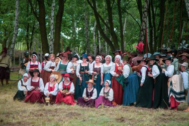 Gdansk, Polonya - 06-07-2025 - Wisloujscie kalesindeki bir kültürel etkinlik sırasında Ortaçağ canlandırıcıları tarihi canlandırdı