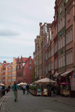 Gdansk, Polonya - 04-07-2025 - Cobblestone yolu, zarif eski binalarla çevrili bir Avrupa şehrinin tarihi bölgesinden geçiyor.