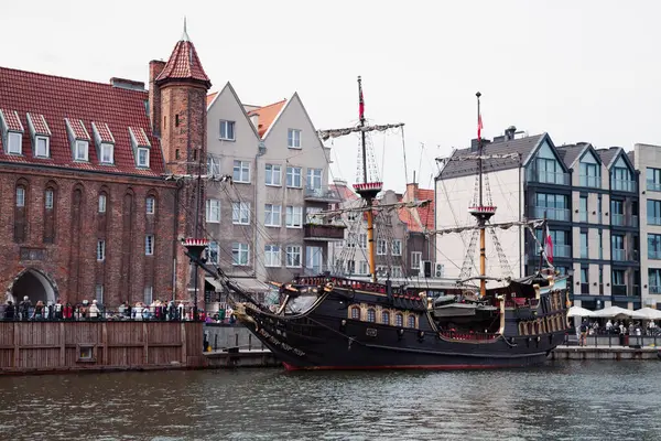 Gdansk, Polonya - 04-07-2025 Eski bir korsan gemisini andırmak üzere tasarlanmış katlı yelkenli ve ahşap güverteli Kara İnci adlı demirli turist gemisi
