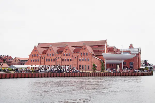 Gdansk, Polonya - 04-07-2025 - Polonya Baltık Filarmoni Orkestrası yakınlarında hafif kurulum
