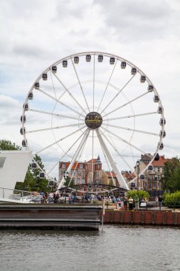 Gdansk, Polonya - 04-07-2025 - Panoramik Manzaralı Beyaz Dönme Tekerlek