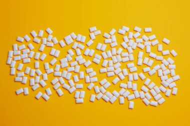 Sarı arka planda beyaz nane sakızı, üst manzara