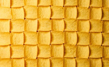 Sarı patates cipsi deseni ve soldan gelen ışık.