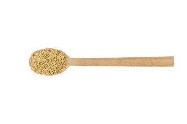  Beyaz arka planda izole edilmiş tahta kaşıkta kinoa. Beslenme. yemek malzemesi.