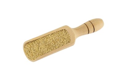 Beyaz arka planda izole edilmiş, ahşap kepçe içindeki kinoa. Beslenme. yemek malzemesi.