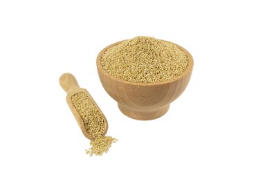  Tahta kasede kinoa ve beyaz arka planda izole edilmiş kepçe. Beslenme. yemek malzemesi.