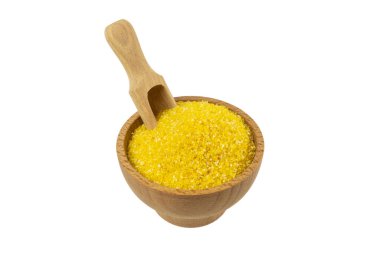 Tahta kasede mısır ezmesi ve beyaz arka planda izole edilmiş kepçe. Beslenme. yemek malzemesi.