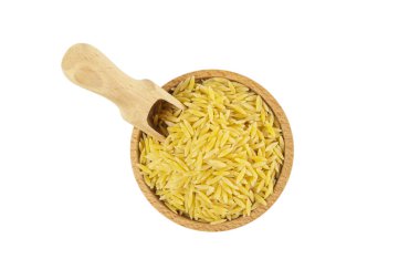 Yunanistan 'da Kritharaki deniyor. İtalya 'da Orzo derler. Tahta kasede pirinç şekilli makarna ve beyaz arka planda izole edilmiş kepçe. Makarna türü. Yiyecek malzemesi..