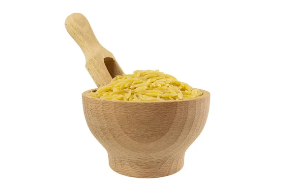 在希腊叫Kritharaki 在意大利叫Orzo米饭在木制碗中做成面食 并在白色背景上隔离 面食的类型 食物成份 — 图库照片