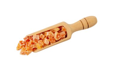 Beyaz arka planda izole edilmiş tahtadan kepçeyle kesilmiş papaya. Beslenme. yemek malzemesi.