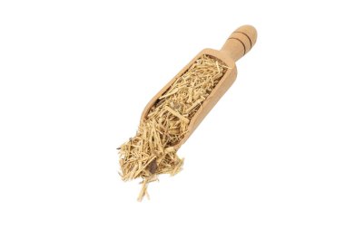 Latince Eleutherococcus senticosus 'ta beyaz arka planda izole edilmiş tahta kepçeyle sibirya ginsengi. Şifalı bitki. Geleneksel Çin tıbbında ve folklorda kullanım tarihi var. Kök özütleri beslenme takviyesi ya da kozmetik olarak satılır..