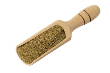 Latince papatya çiçekleri, beyaz arka planda izole edilmiş ahşap kepçeyle Matricaria chamomilla. Şifalı bitki.. 