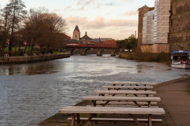 NEWARK ON TRENT, NOTTINGHAMSHIRE / ENGLAND - 29 Aralık 2022: Tren Nehri kıyısına demirlemiş tekne