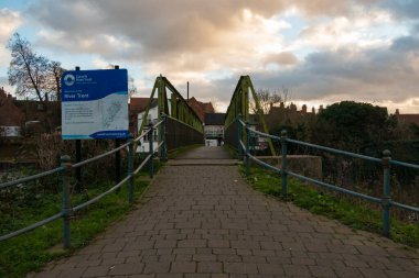 NEWARK ON TRENT, NOTTINGHAMSHIRE / ENGLAND - 29 Aralık 2022: Newark Town Trent Nehri üzerindeki nehir kenarındaki binalar