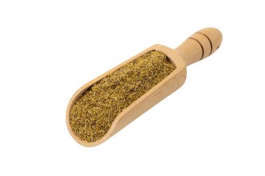 Latince papatya çiçekleri, beyaz arka planda izole edilmiş ahşap kepçeyle Matricaria chamomilla. Şifalı bitki.. 