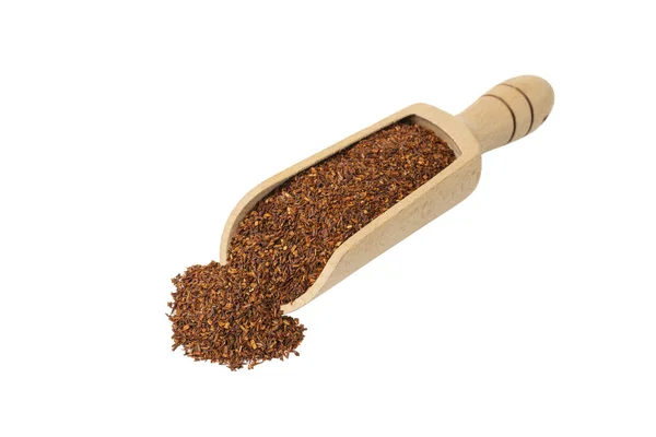 Beyaz arka planda izole edilmiş ahşap kepçeyle kesilmiş Rooibos çayı. Latince Aspalathus linearis Rooibos. Bitki. Bitki çayı. yemek malzemesi.