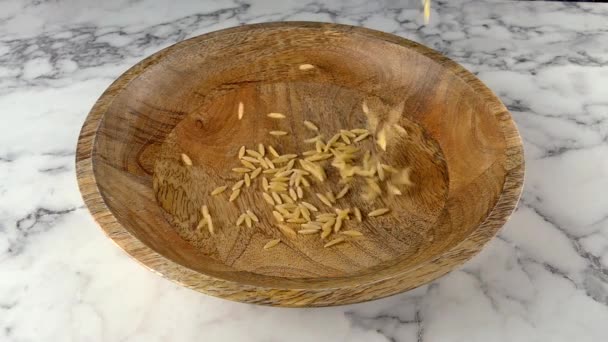 在希腊叫Kritharaki 在意大利叫Orzo米饭形状的面食掉到木板上了 慢动作 — 图库视频影像