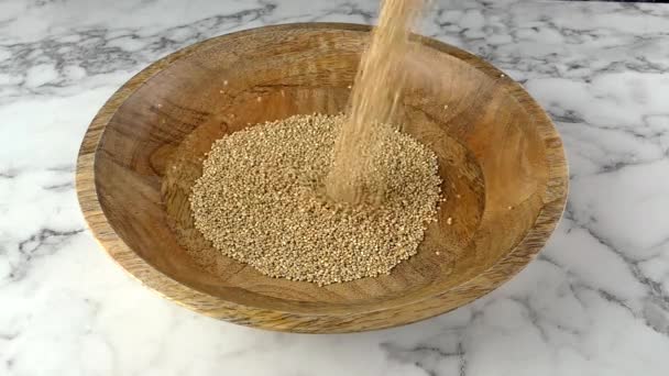 Quinoa Caindo Placa Madeira Câmara Lenta — Vídeo de Stock