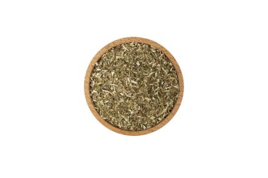 Latince Tanasetum Vulgare 'de, beyaz arka planda izole edilmiş ahşap kasede kurutulmuş Tansy Herb. Alternatif tıp.