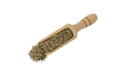 Latince Tanasetum vulgare ile beyaz arka planda izole edilmiş ahşap kepçeyle kurutulmuş Tansy Herb. Şifalı bitki..