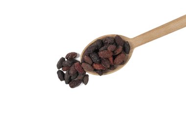 Beyaz arka planda izole edilmiş tahta kaşıkta bitkisel ilaçlarda kullanılan Dogwood veya Cornel meyve bitkisi. Bitkiler. Alternatif tıp.