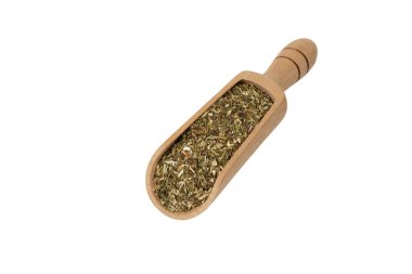 Latince Tanasetum vulgare ile beyaz arka planda izole edilmiş ahşap kepçeyle kurutulmuş Tansy Herb. Şifalı bitki..