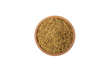 Siyah leylak çiçekleri veya latin sambuci 'deki siyah yaşlılar beyaz arka planda izole edilmiş ahşap kasede yüzerler. Bitkiler. Alternatif tıp.