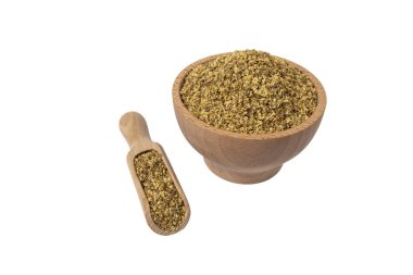 Siyah eflatun çiçekleri ya da latin sambuci 'deki siyah yaşlılar tahta kasede yüzer ve beyaz arka planda izole edilmiş kepçeleri toplarlar. Şifalı bitki.. 