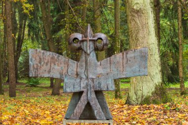 OWCZARNIA, POLAND - 28 EKİM, 2023: Sonbaharda Juan Soriano Heykel Bahçesi.  