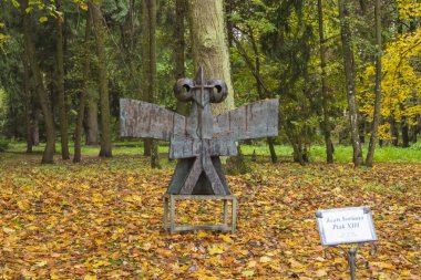 OWCZARNIA, POLAND - 28 EKİM, 2023: Sonbaharda Juan Soriano Heykel Bahçesi.  