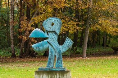 OWCZARNIA, POLAND - 28 EKİM, 2023: Sonbaharda Juan Soriano Heykel Bahçesi.  