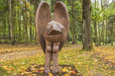 OWCZARNIA, POLAND - 28 EKİM, 2023: Sonbaharda Juan Soriano Heykel Bahçesi.  